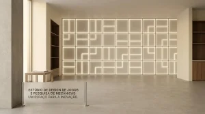 Interior geométrico vazio com luz suave, uma mesa de madeira e um caderno fechado.